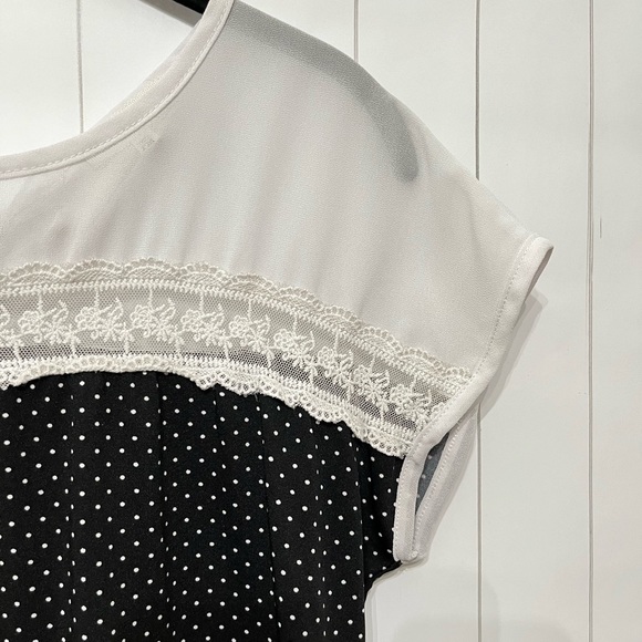 Short Sleeve dot print Top - Picture 3 of 9